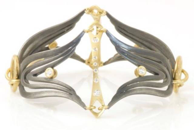 Metal bracelet with tulips shapes.